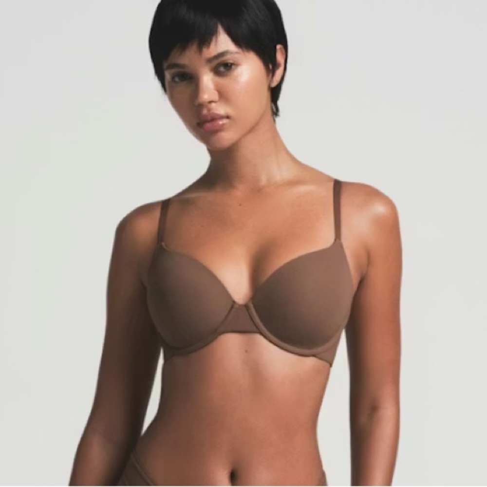 Skims fits everybody t shirt Demi bra color jasper